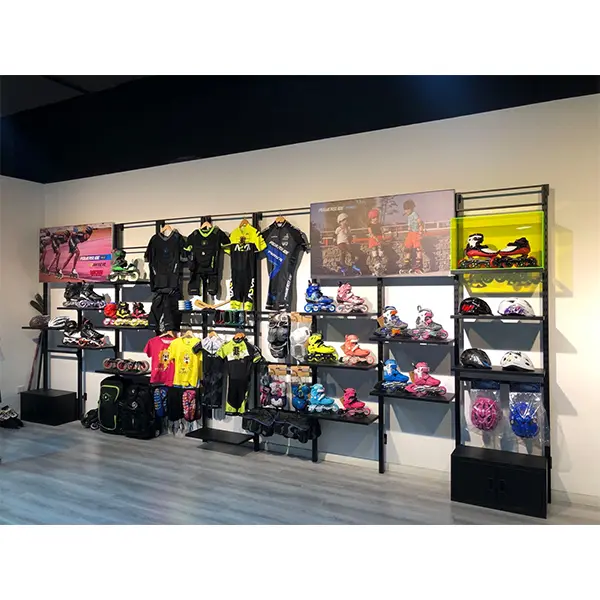 Sportkleding displayrek aan de muur